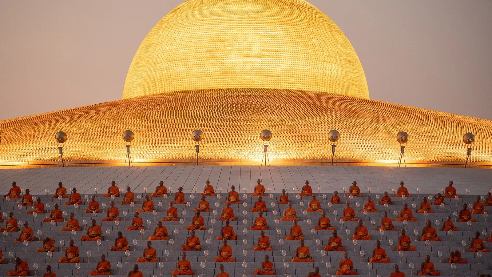 رهبان بوذيون يصلون