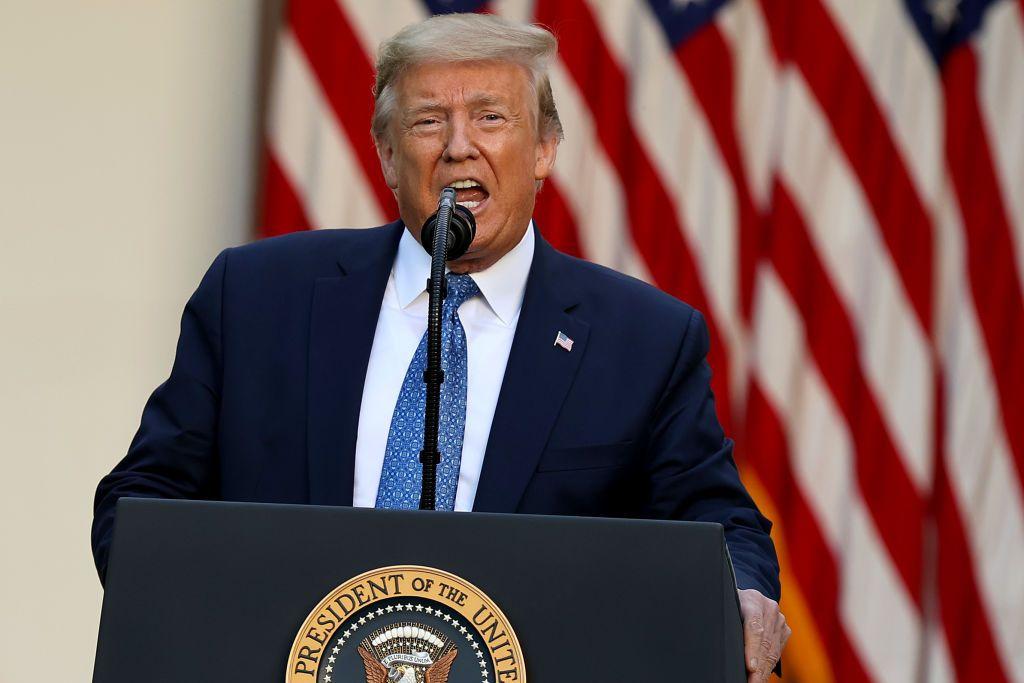 El presidente de EE. UU., Donald Trump, hace una declaración a la prensa en el Jardín de las Rosas sobre la restauración de la “ley y el orden” tras las protestas en la Casa Blanca el 01 de junio de 2020 en Washington, DC.  (Foto de Chip Somodevilla/Getty Images)