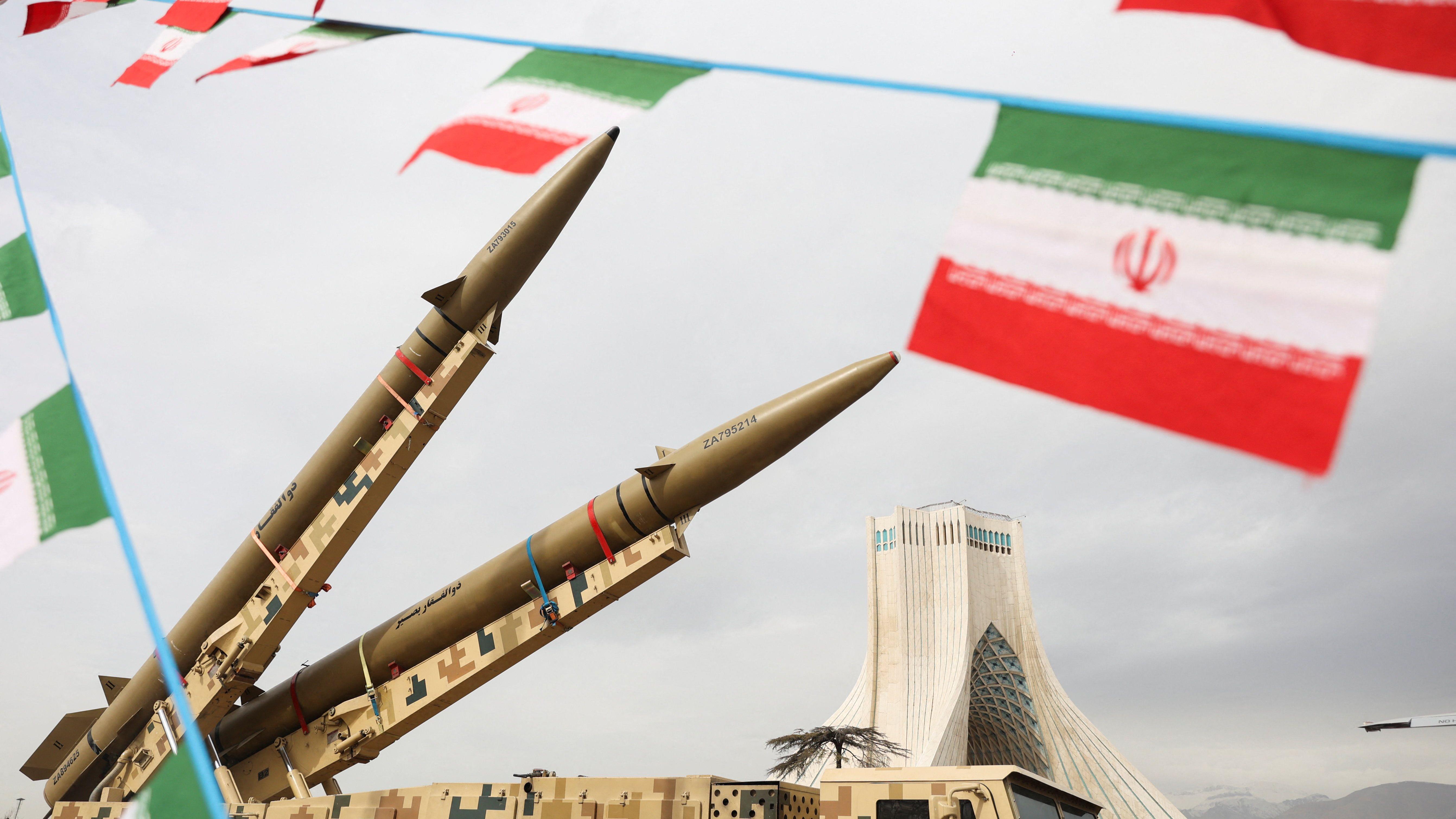 أعلام وصواريخ أمام برج آزادي في ذكرى الثورة الإسلامية الـسابعة والأربعين بطهران، 11 فبراير/شباط 2026