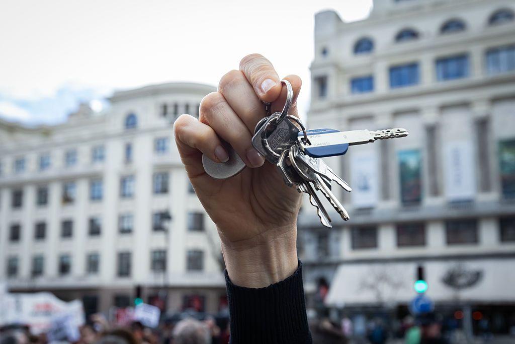 Primer plano de una mano que sujeta un puñado de llaves. 
