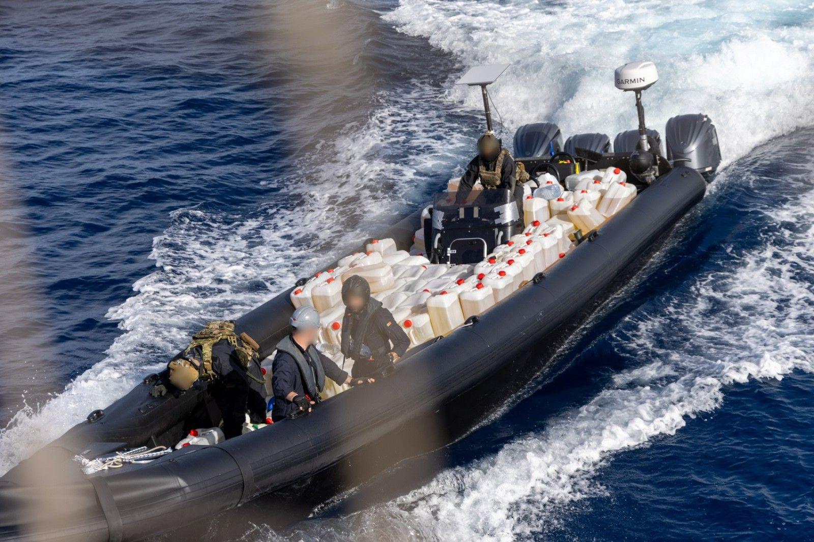 Foto de embarcação interceptada pela Marinha de Portugal transportando mais de 300 depósitos de combustível. 