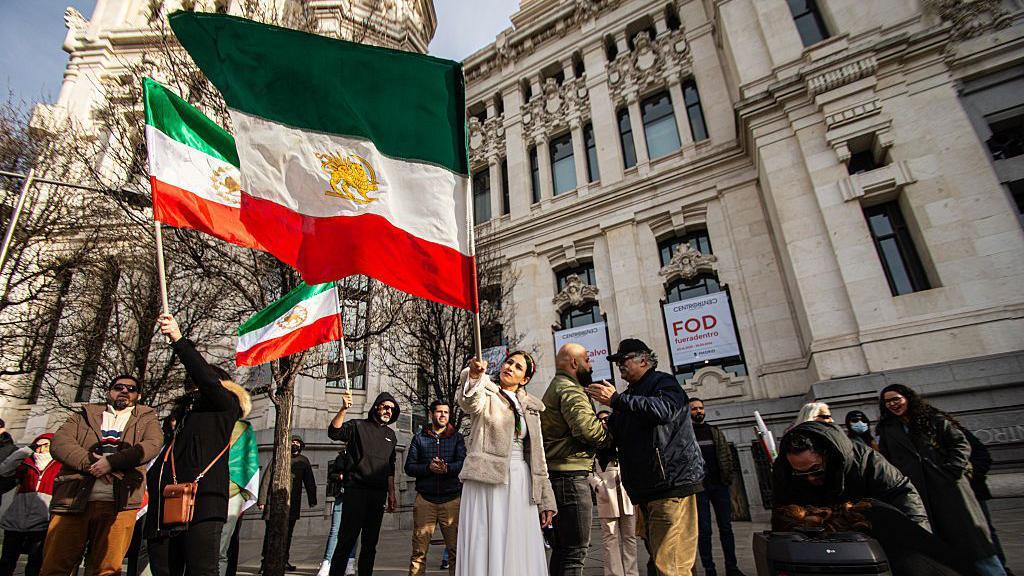 2026年1月10日，在西班牙馬德里，伊朗社群成員聚集在西貝萊斯廣場舉行示威遊行，聲援伊朗正在進行的革命，呼籲自由、民主，並結束神權政權的壓迫。