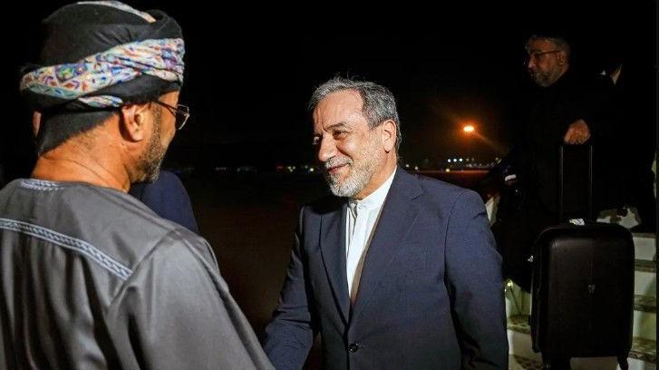 وزير الخارجية الإيراني عباس عراقجي ونظيره العماني بدر بن حمد البوسعيدي وهما يتصافحان.