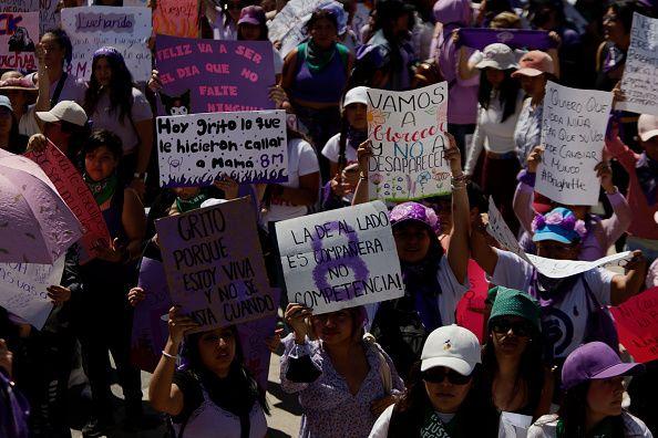 Mujeres con pancartas marchan por el Paseo de la Reforma en Ciudad de México, con motivo del Día Internacional de la Mujer, en 2024.

