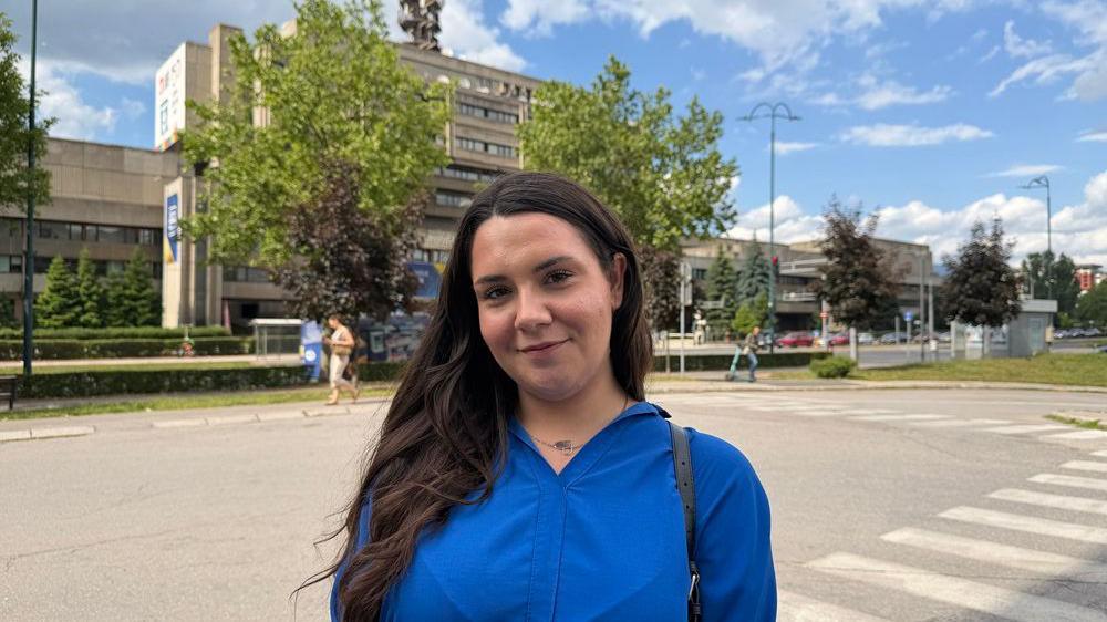Bosna i Hercegovina - zemlja u kojoj se više navija za komšiluk, nego za domovinu 16 devojka duge crne kose u plavom duksu stoji na ulici