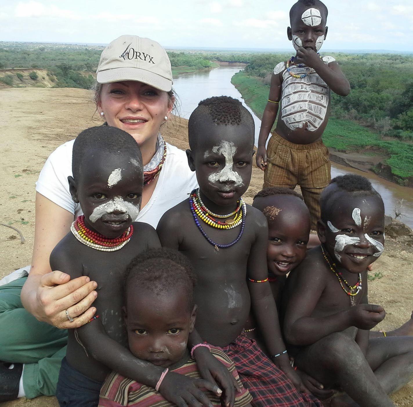 Biljana Jurukovski i njen put od menadžerke do fotografkinje izolovanih afričkih plemena 4 Žena sa kačketom sa šestoro dece u prirodi