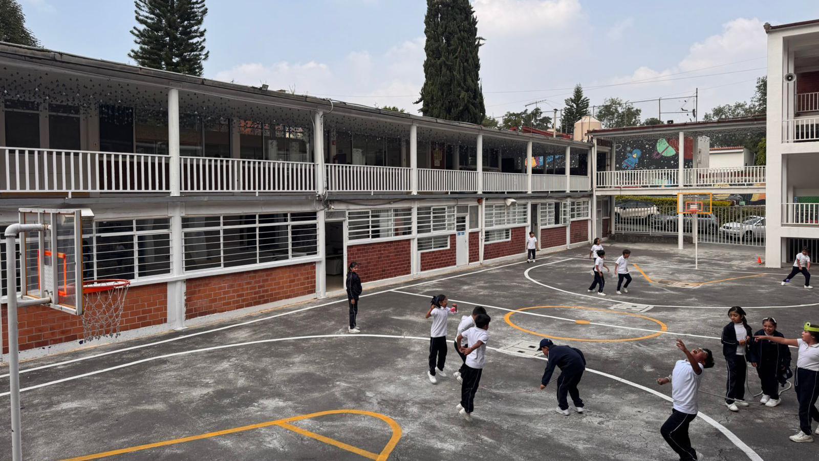 Patio de la escuela premiada con niños jugando.