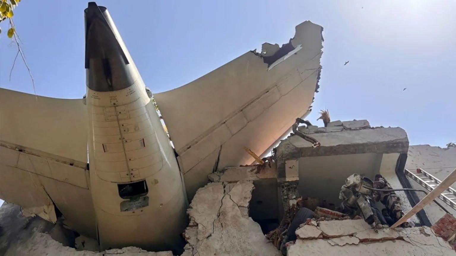 La cola del avión sobresale por encima de los escombros en Ahmedabad, India