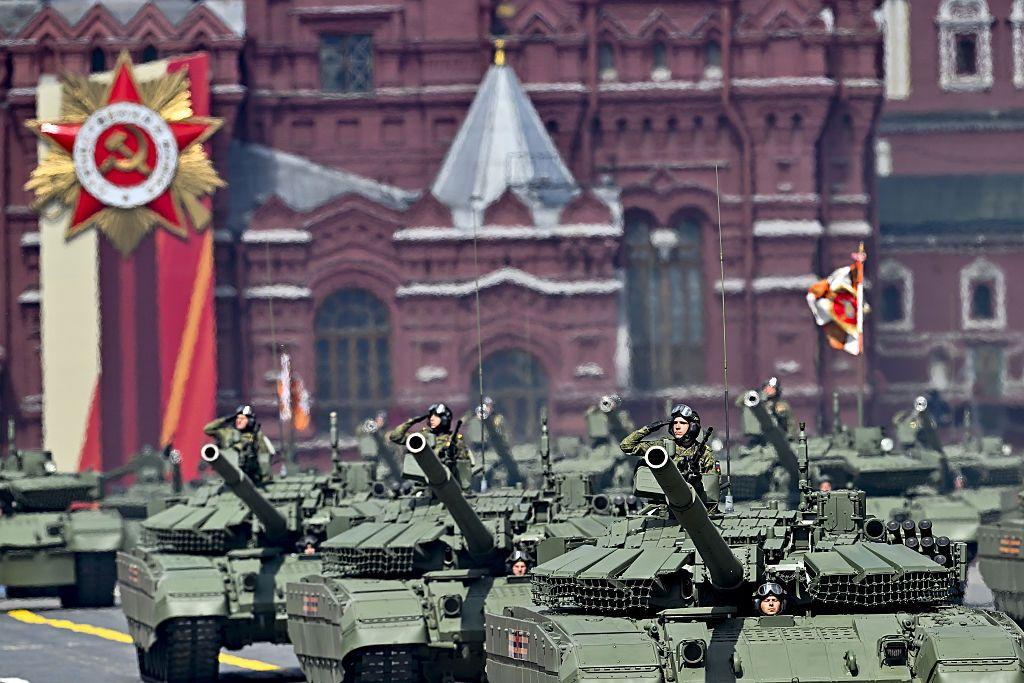 Un grupo de tanques rusos desfilando en Moscú en mayo de 2025