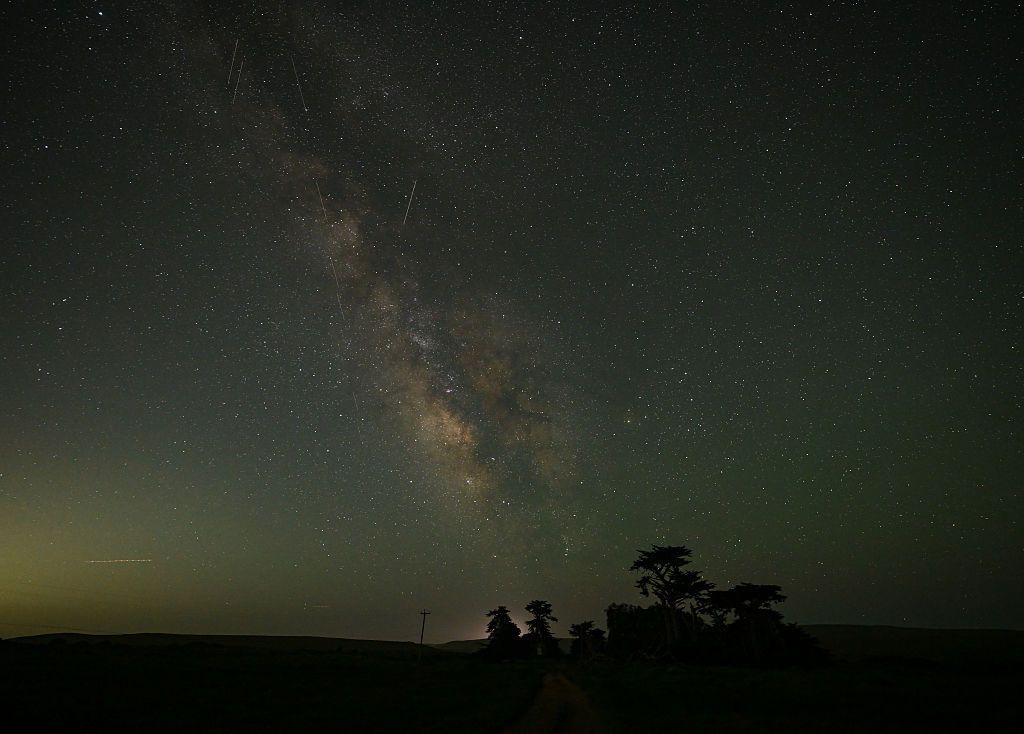 Una vista de la Vía Láctea mientras la lluvia de meteoros Eta Acuáridas alcanzó su punto máximo antes del amanecer el 6 de mayo de 2025 en Point Reyes National Seashore en Inverness, California, Estados Unidos.
