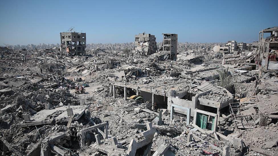 Foto panorámica que muestra la devastación en Gaza. Se ven edificios derruidos y escombros 