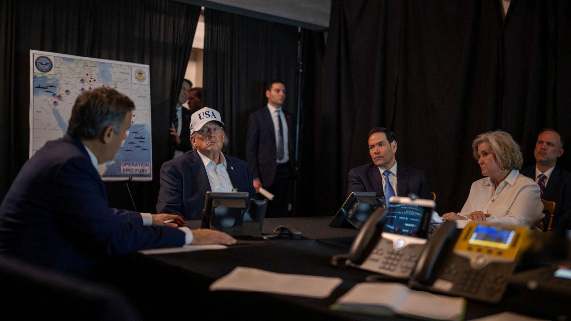 El presidente de Estados Unidos, Donald Trump, habla con el director de la CIA, John Ratcliffe, durante las operaciones militares en Irán.