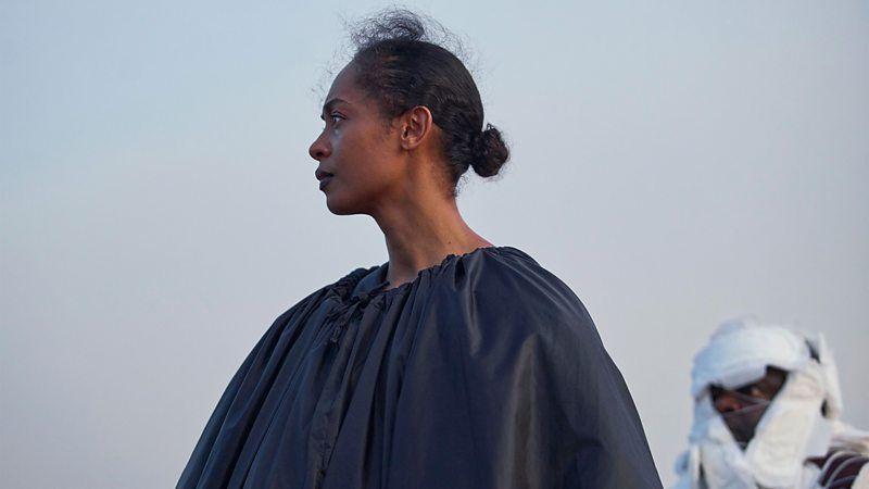 Cena do filme 'On Becoming a Guinea Fowl' mostra personagem olhando ao longe