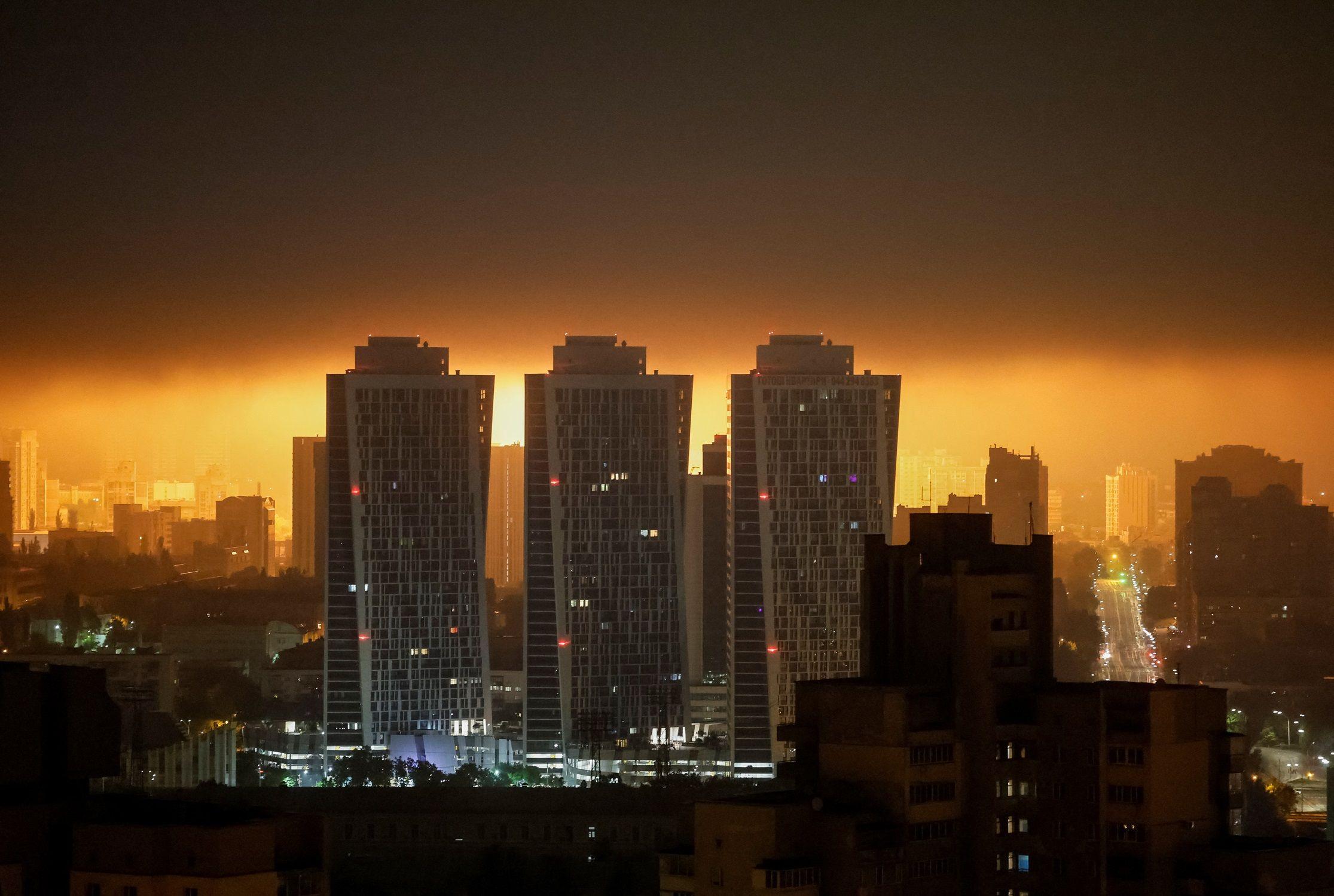 انفجار طائرة بدون طيار يضيء سماء المدينة خلال غارة روسية بطائرة بدون طيار، وسط الهجوم الروسي على أوكرانيا، في كييف، أوكرانيا، 25 مايو 2025.