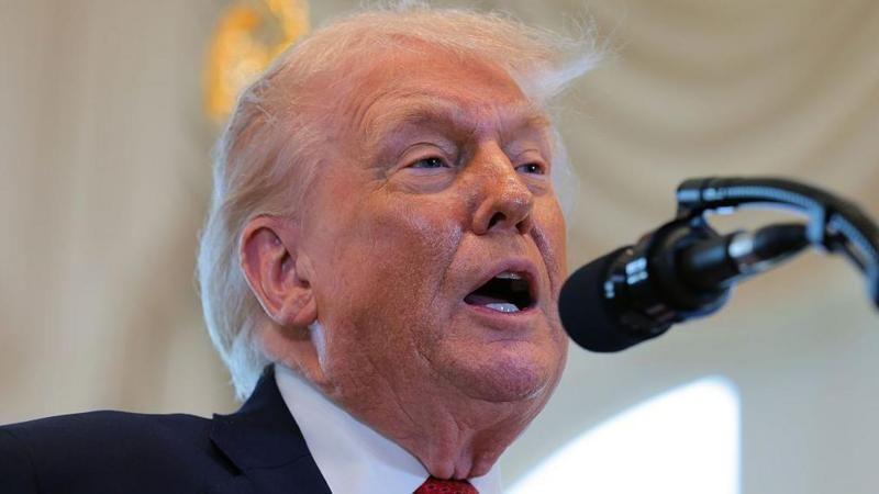 Donald Trump falando em um microfone