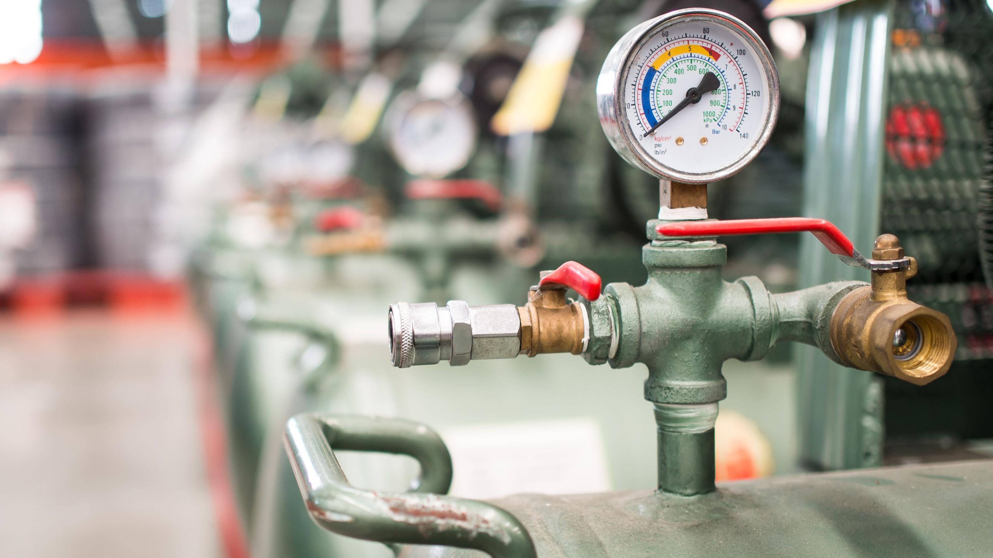 خزان هواء مع مقياس ضغط.