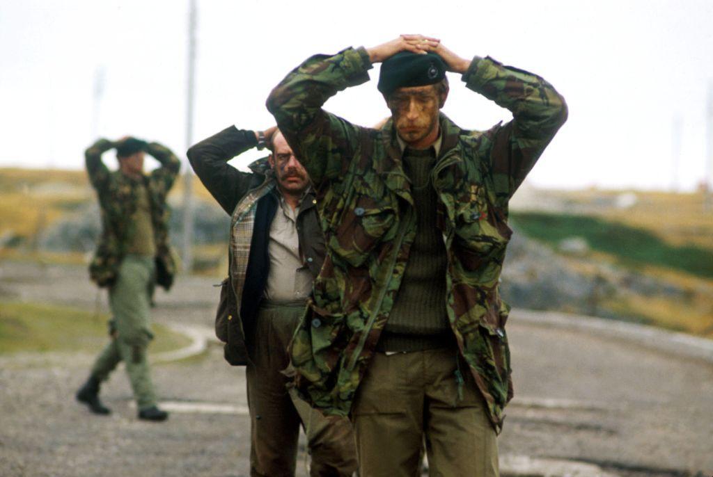 Soldados brit&acirc;nicos se rendendo a tropas argentinas nas Malvinas/Falklands em 1982