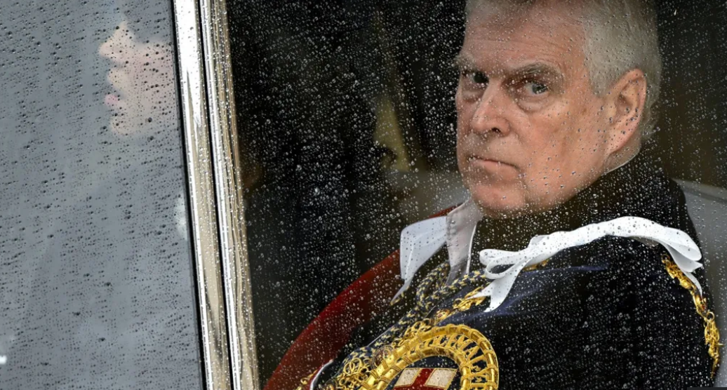 الملك تشارلز يجرّد شقيقه أندرو من لقب "أمير" ومن محل إقامته في قصر رويال لودج 1 صورة تظهر الأمير أندرو داخل سيارة وينظر عبر زجاجها، مرتدياً زياً ملكياً.