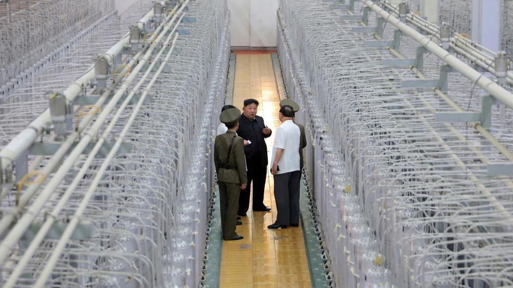 김정은 국무위원장이 북한 내 공개되지 않은 장소에 있는 핵무기연구소와 무기급 핵물질 생산기지를 방문해 시설을 둘러보고 있다. 이 사진은 2024년 9월 13일 북한 관영 조선중앙통신이 공개했다