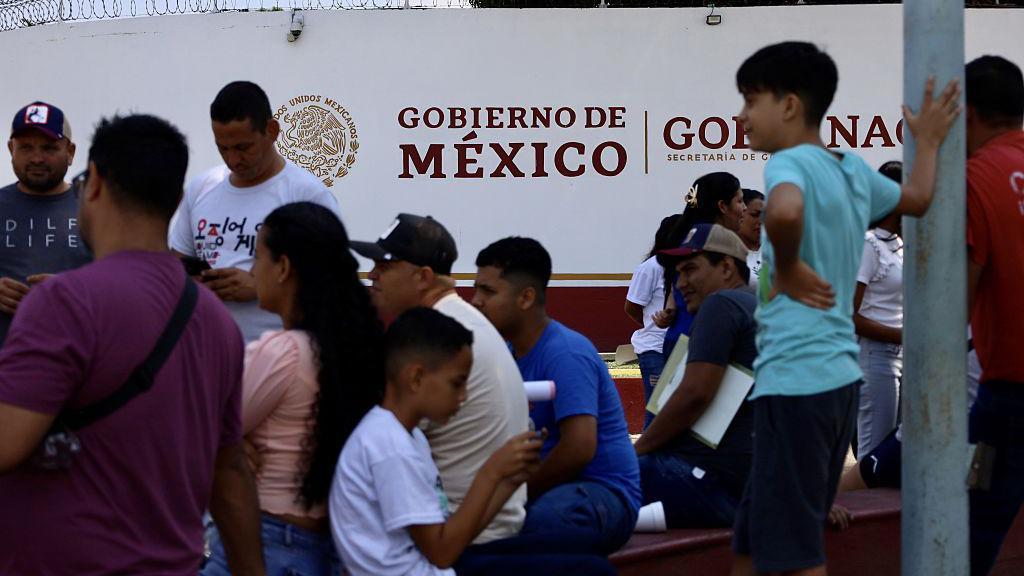 Migrantes venezuelanos protestam para exigir o retorno ao seu pa&iacute;s, ap&oacute;s as pol&iacute;ticas de Donald Trump que os impediram de chegar aos Estados Unidos, em Tapachula, no M&eacute;xico, no dia 14 de abril de 2025