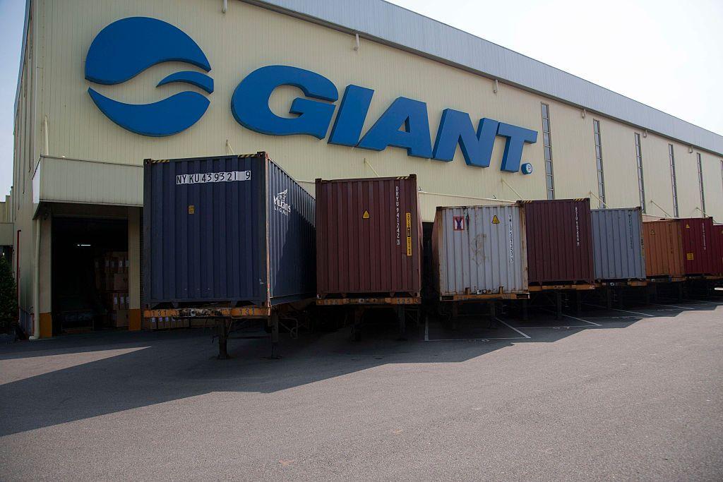 巨大自行車位於台灣台中總部工廠的貨櫃。該公司是全球領先的自行車製造商，不僅生產自有品牌，也為其他自行車公司代工