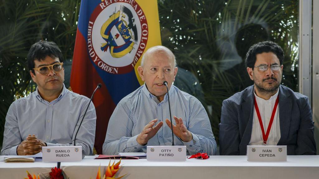 Miembros de la delegación del gobierno colombiano, entre los que se encontraba Iván Cepeda, durante diálogos de paz con el ELN en Caracas, Venezuela, en 2022.