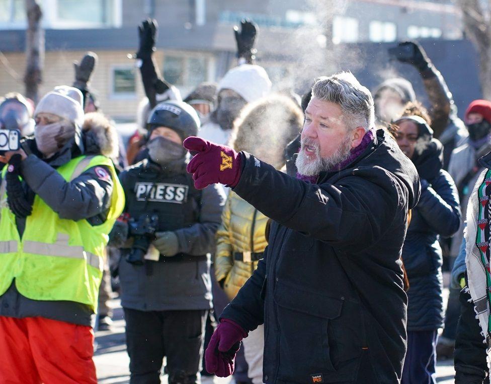 Šta dosad znamo o Aleksu Pretiju, koga su ubili federalni agenti u Americi 2 Čovek pokazuje rukom