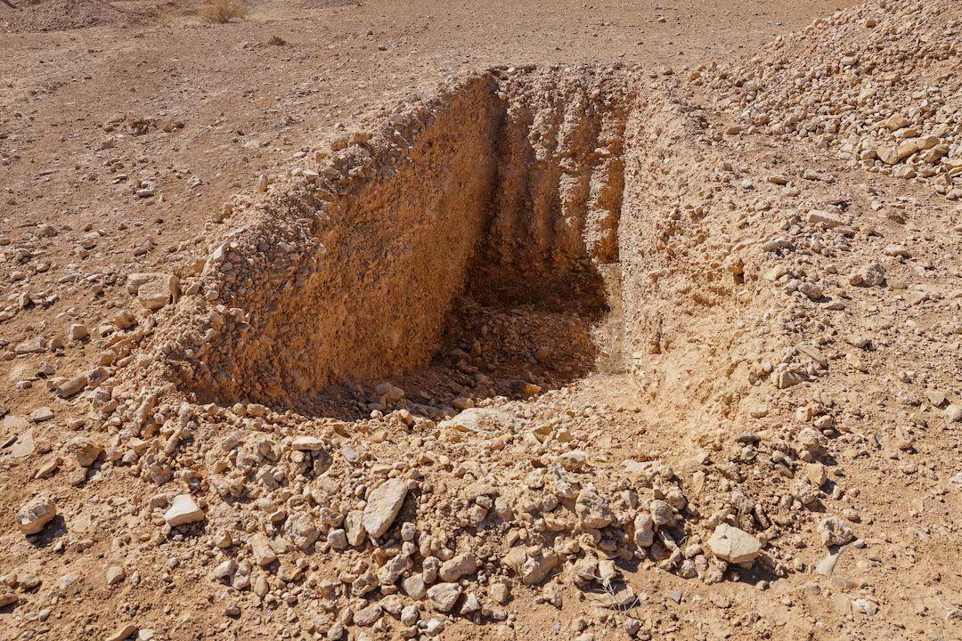 شاهد لرويترز قال إن الخندق كان مُعدّاً لدفن جثث في الصحراء قرب الضمير