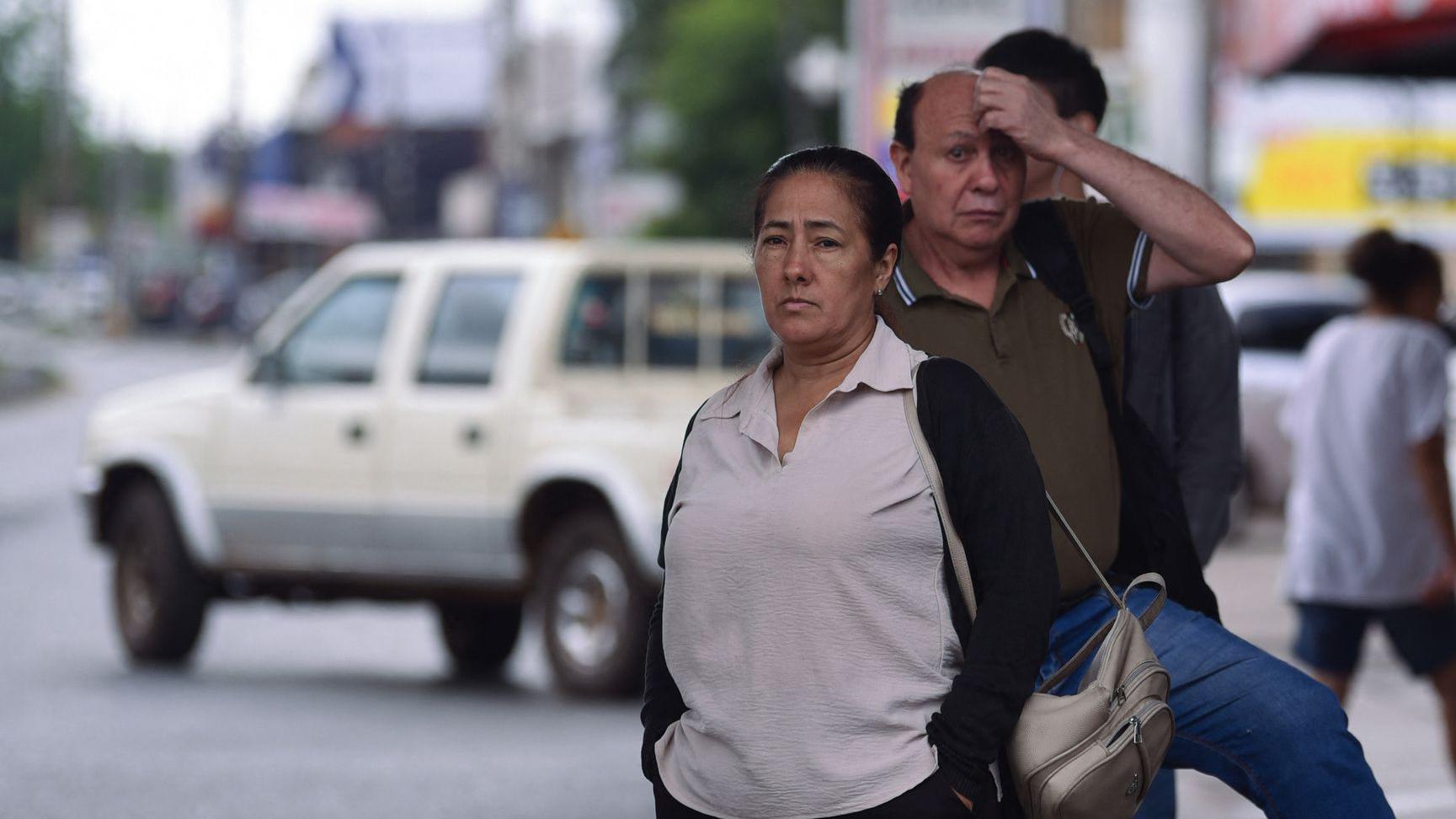 Personas esperan en una parada de autobús durante una huelga de dos días de los conductores en Asunción, el 16 de diciembre de 2025.