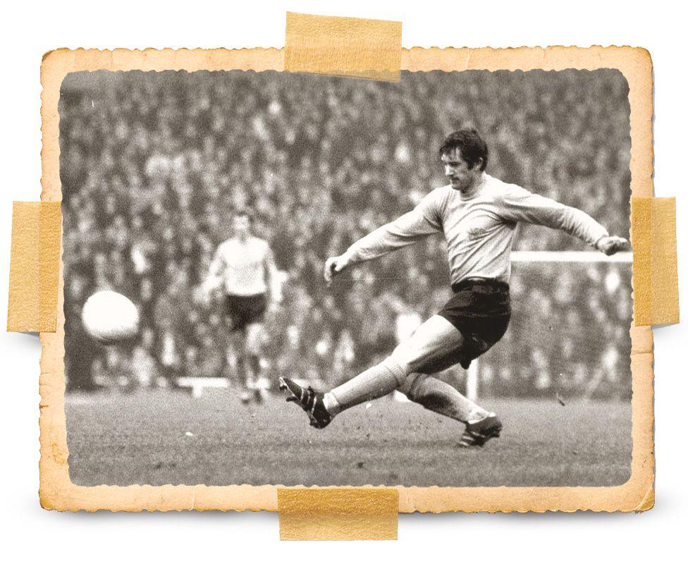 Fotografía en blanco y negro de Ian Butler anotando el segundo penal del Hull City en el partido de la Copa Watney entre el Hull City y el Manchester United en 1970.