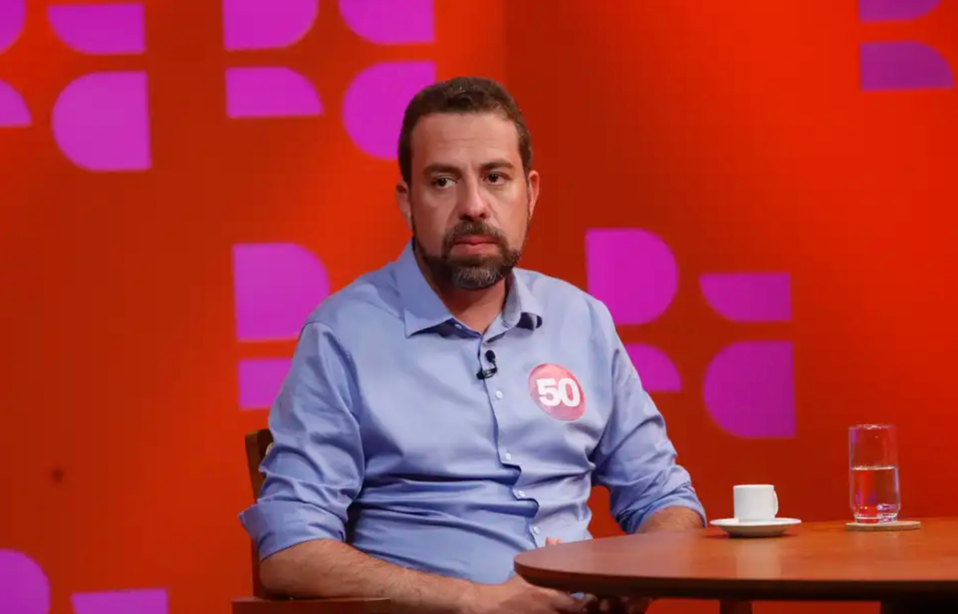 Foto de 2024, quando o então candidato do PSOL à prefeitura de São Paulo, Guilherme Boulos, participou de entrevista com Leandro Demori, no programa DR com Demori, na TV Brasil.