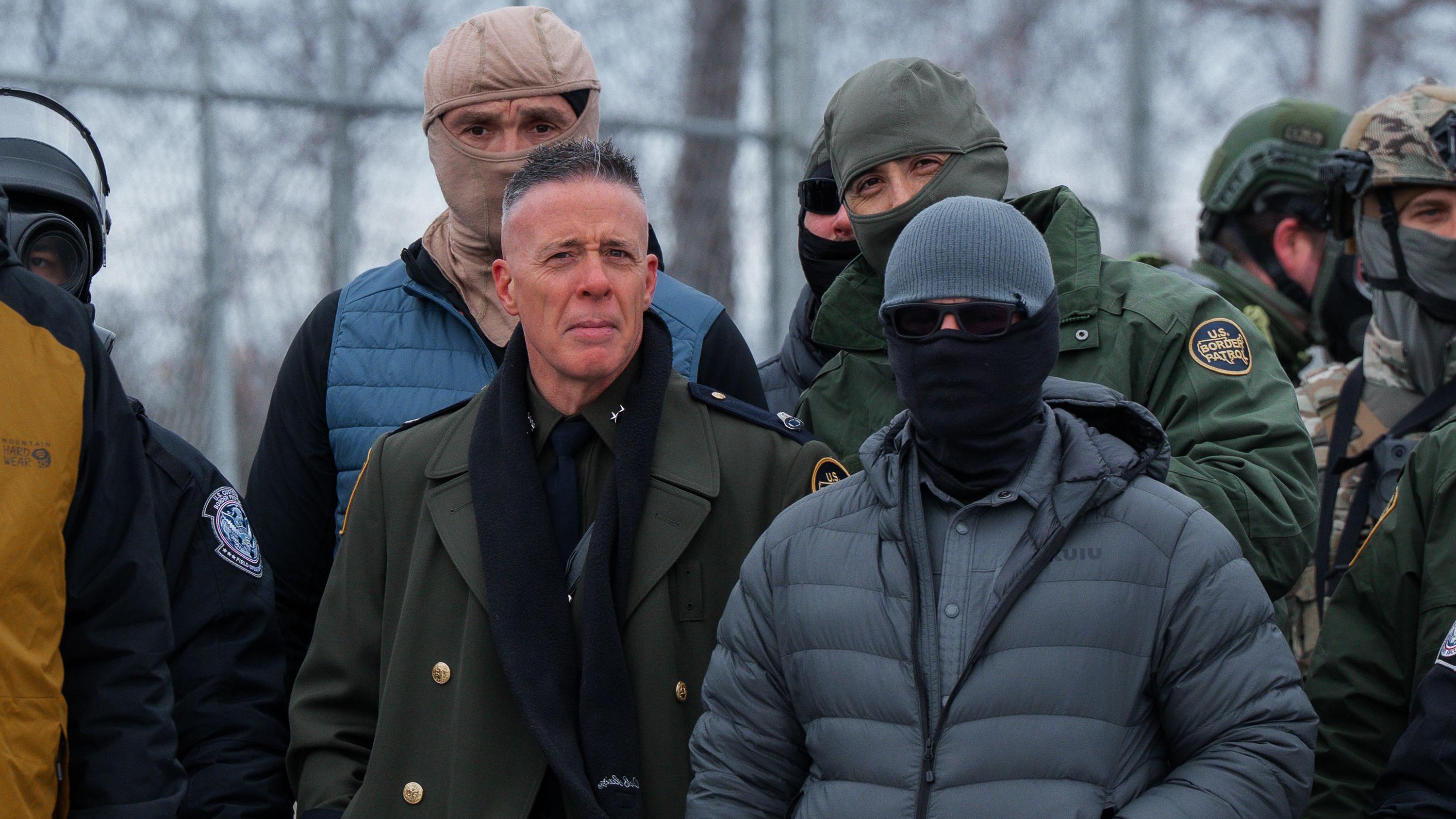  El jefe de patrulla de la Patrulla Fronteriza de EE. UU., el agente Gregory Bovino (C), se encuentra entre agentes del Departamento de Policía de Minneapolis y agentes federales durante una protesta contra ICE frente al Edificio Federal Whipple, una base para operaciones federales de control migratorio, en Fort Snelling, Minnesota, EE. UU., el 15 de enero de 2026. Foto de OLGA FEDOROVA/EPA/Shutterstock