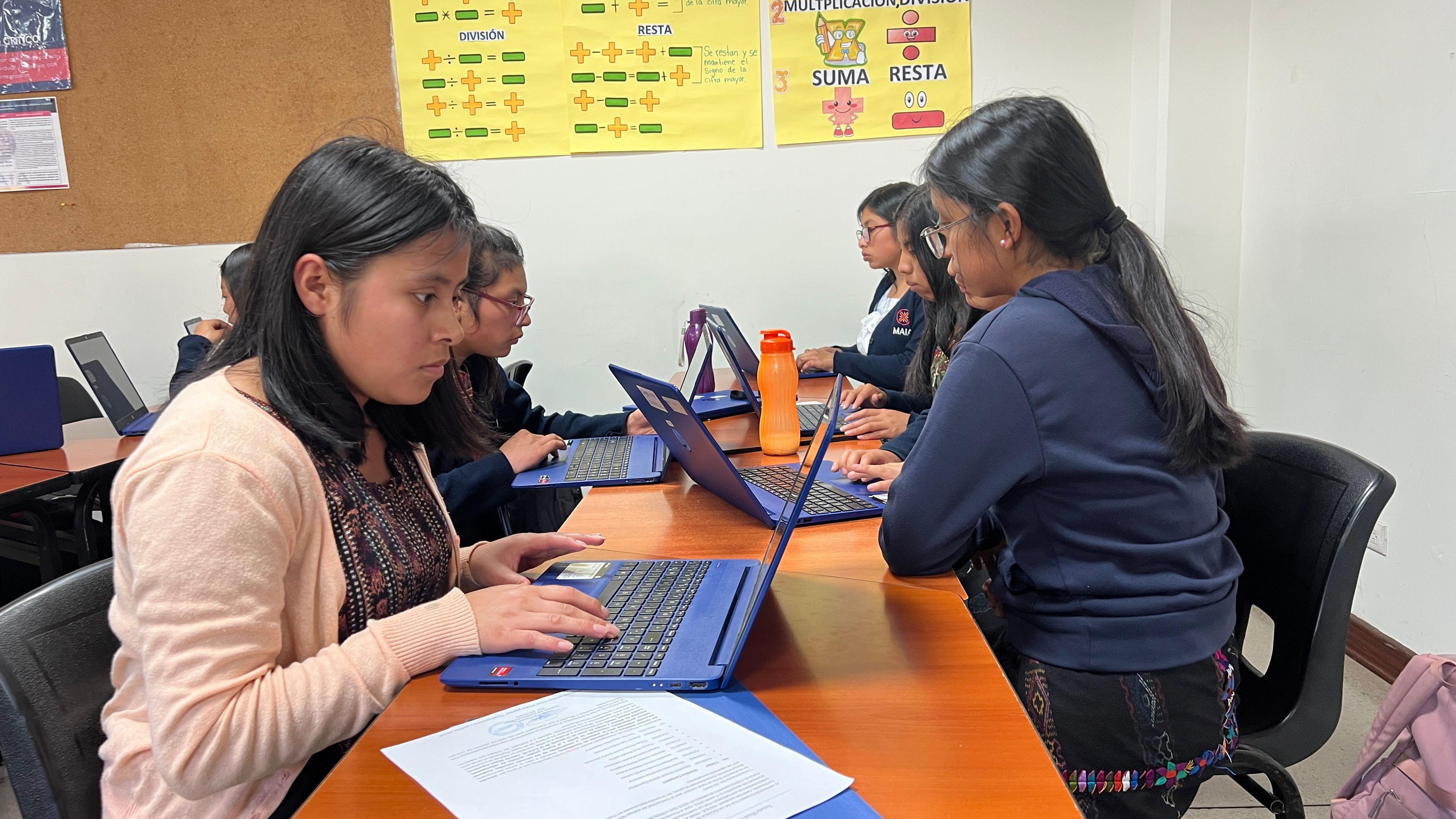 Alumnas con laptop