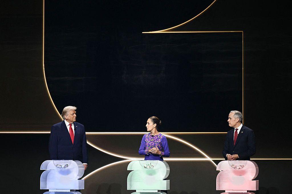 Trump, Sheinbaum y Carney en el escenario del evento de la Fifa de diciembre