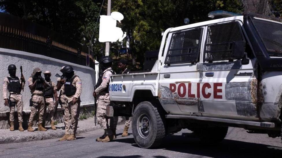 Policías al lado de una camioneta. 