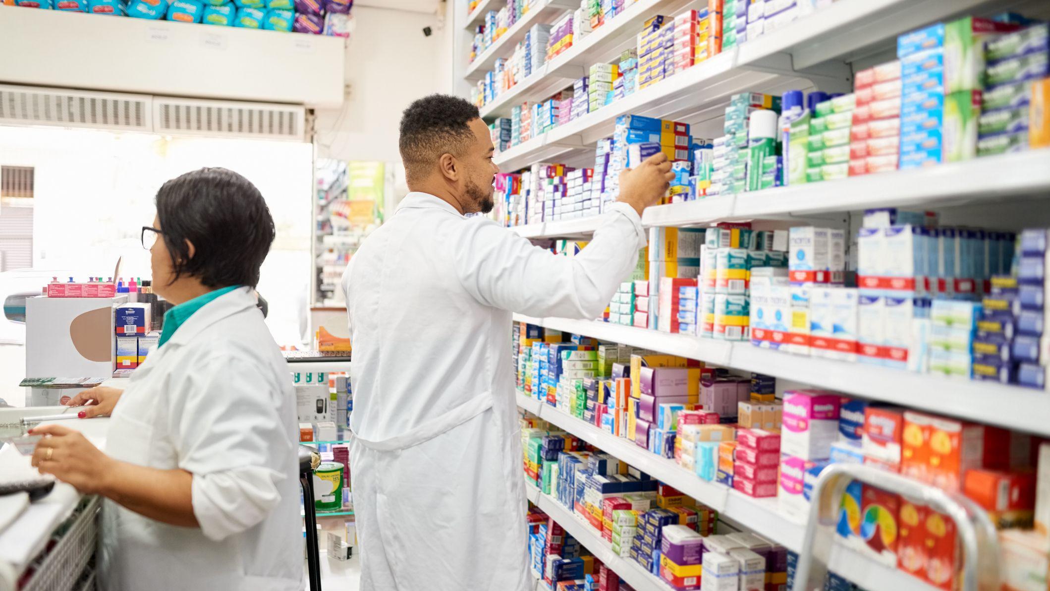 Balconistas em farmácia