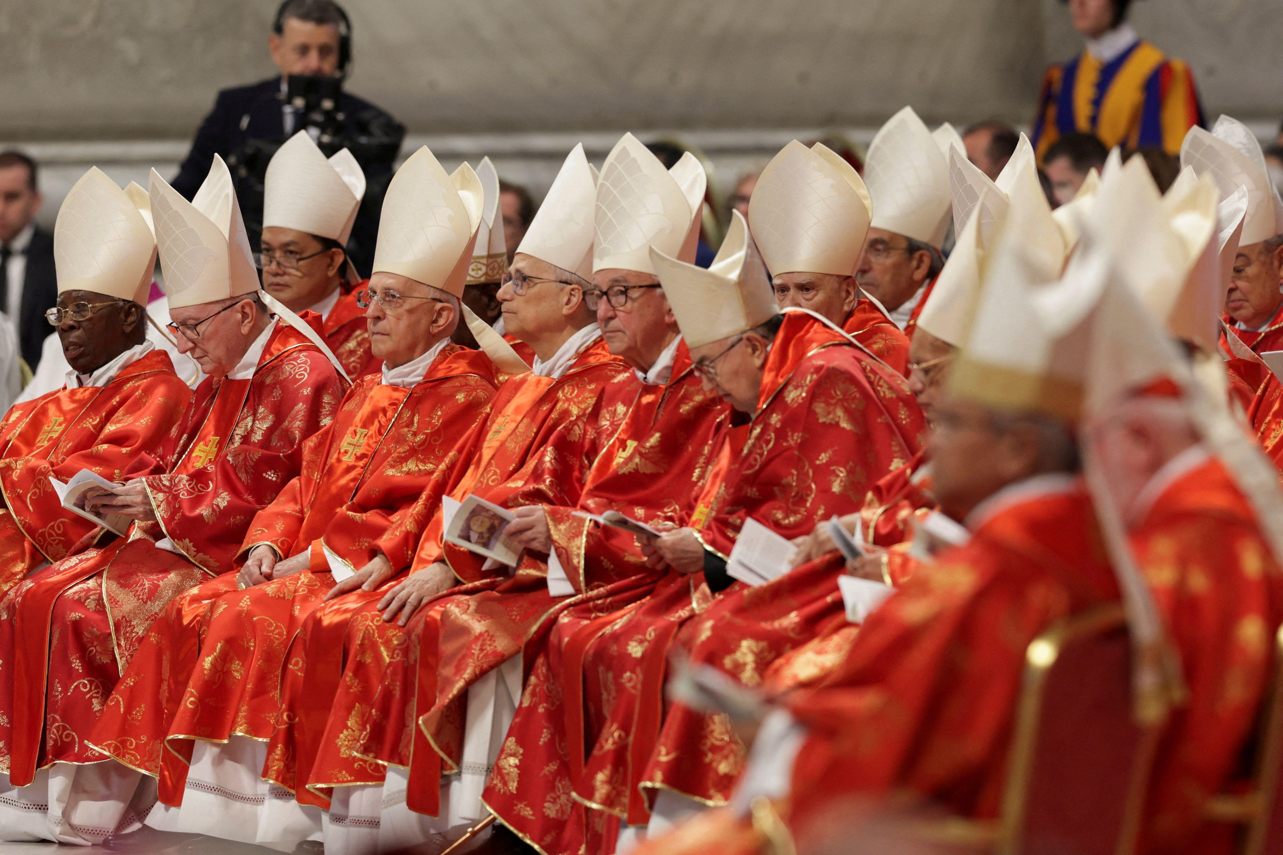 Cardeais acompanham a missa celebrada antes do conclave que irá eleger o sucessor do papa Francisco