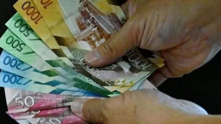 شخص يمسك بعملات نقدية