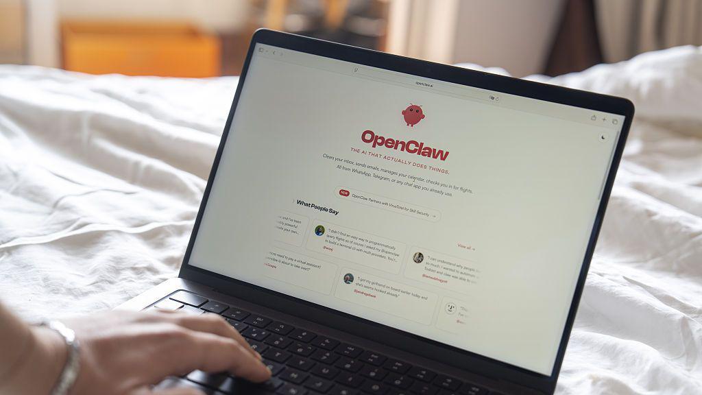 床上的電腦已經安裝了 OpenClaw