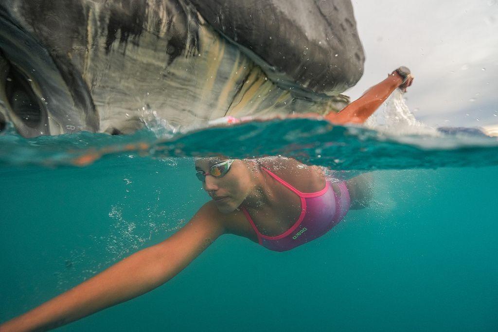 Bárbara nadando: toma bajo el agua.