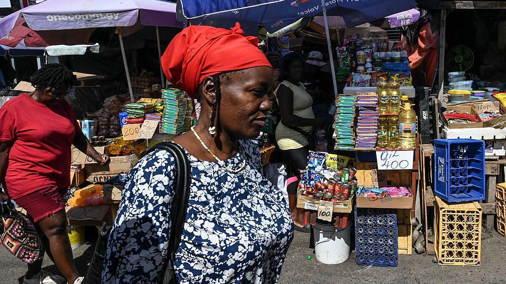 Una mujer camina por el mercado Stabroek en Georgetown.
