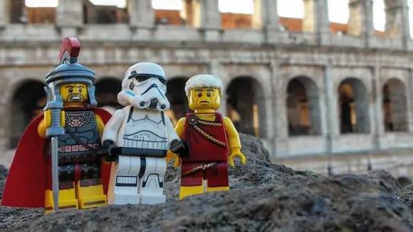 Lego figure u Rimu, ispred Koloseuma