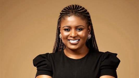 Nasmejana Elizabet Amoa u crnoj haljini