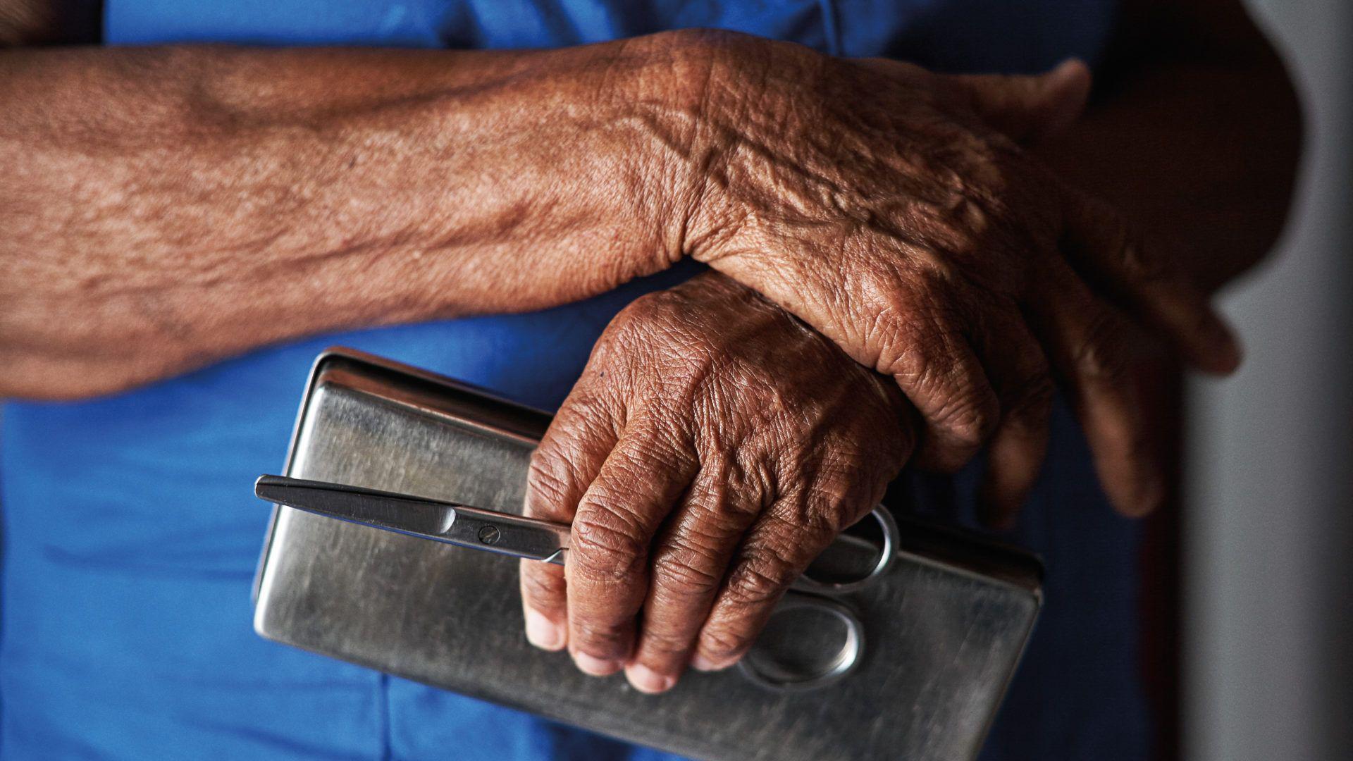 Mão com instrumentos