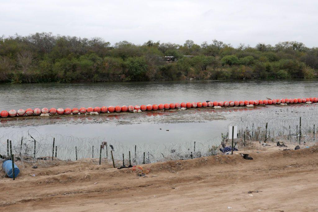 Cadena de boyas naranjas con púas sobre el Río Bravo