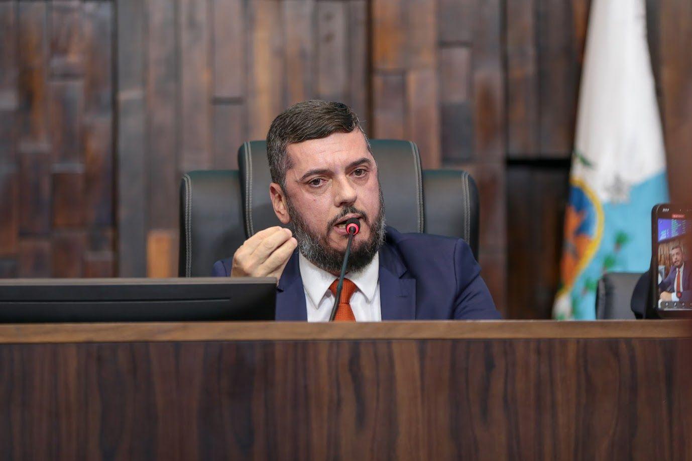 Bacellar na mesa da Alerj, gesticulando enquanto est&aacute; falando sentado, com olhar s&eacute;rio