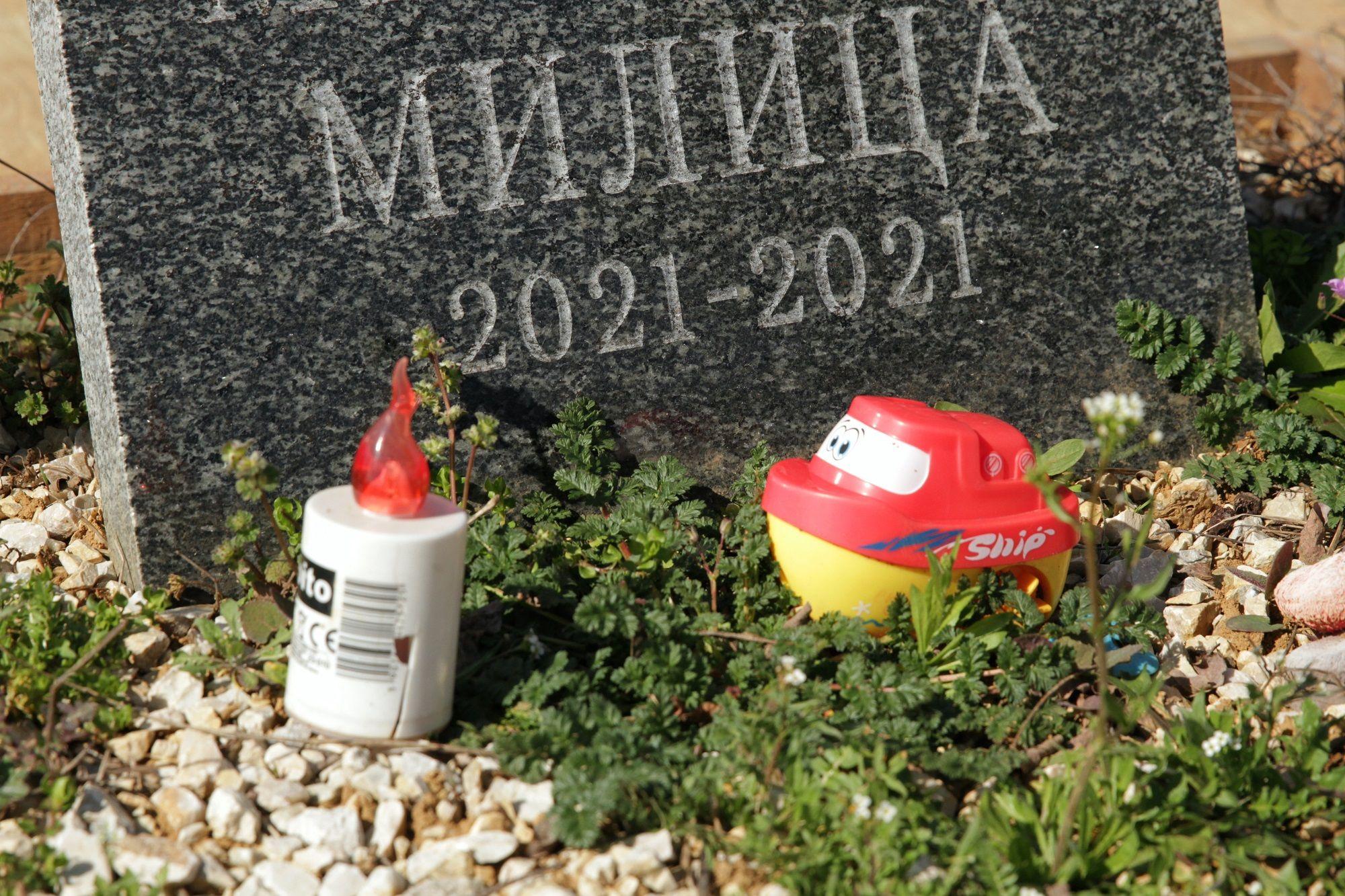 Na jednom od grobnih mesta je spomen ploča sa imenom i igračka pored