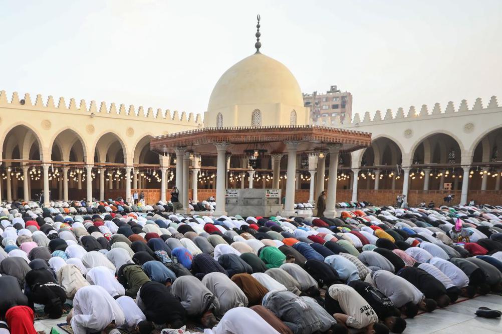 أشخاص يصلون العيد