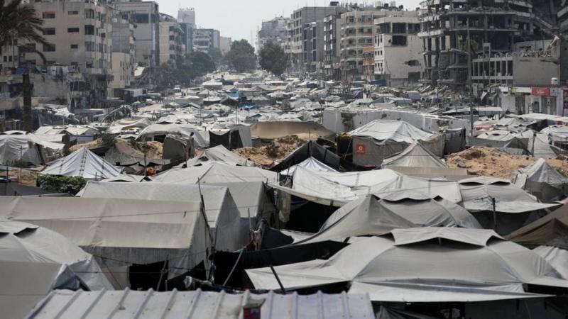 Acampamento de tendas abriga palestinos deslocados pela ofensiva militar israelense na Cidade de Gaza