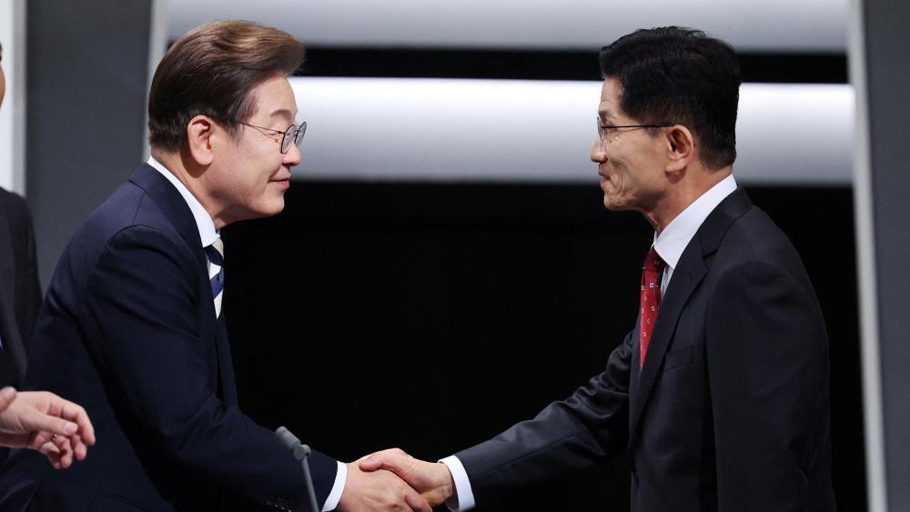 이재명 대선 후보와 김문수 후보가 2025년 5월 23일 서울에서 열린 두 번째 대선 TV토론을 앞두고 악수하고 있다